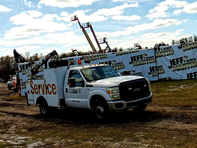 Image of Ford F-350 equipment image 2