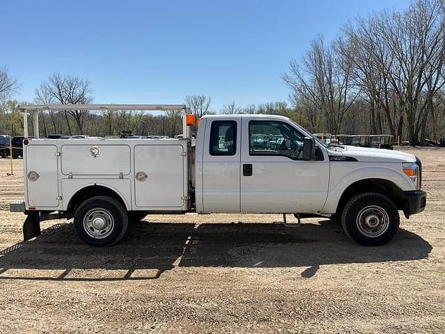 Image of Ford F-350 equipment image 3