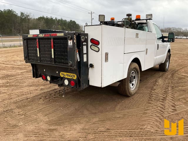 Image of Ford F-350 equipment image 4