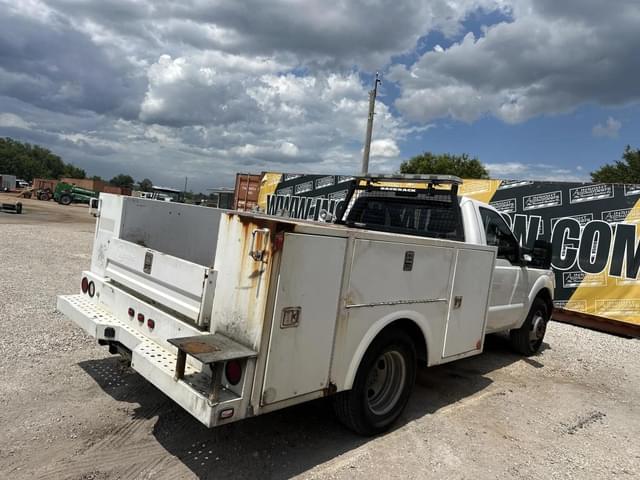 Image of Ford F-350 equipment image 2