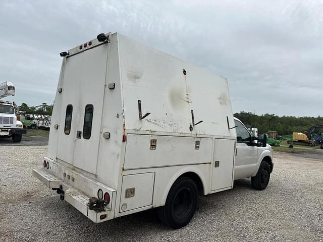Image of Ford F-350 equipment image 2