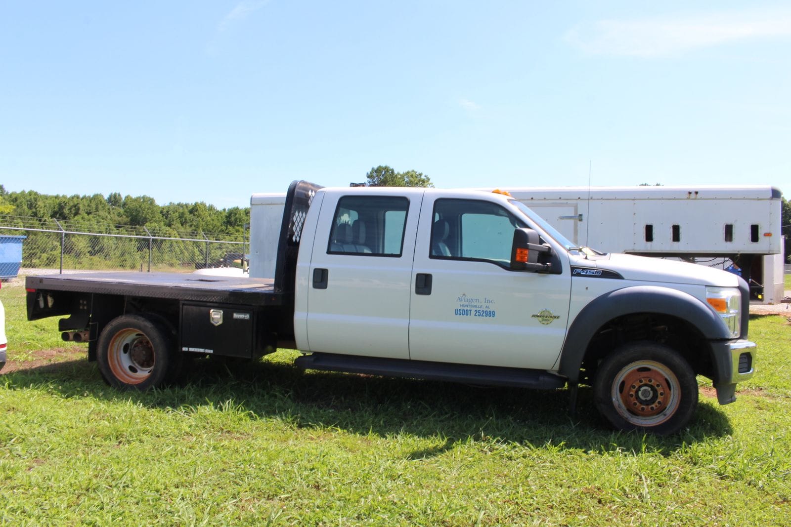 2015 Ford F-450 Equipment Image0