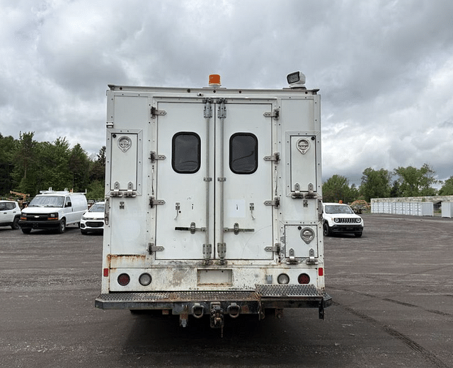 Image of Ford F-550 equipment image 3