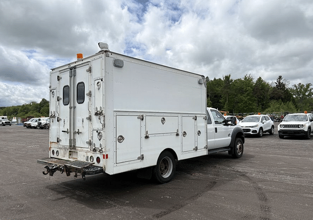 Image of Ford F-550 equipment image 4