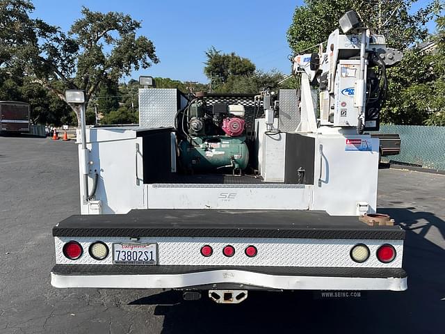 Image of Ford F-550 equipment image 3