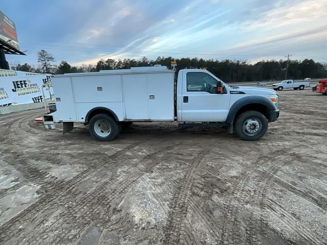 Image of Ford F-550 equipment image 3