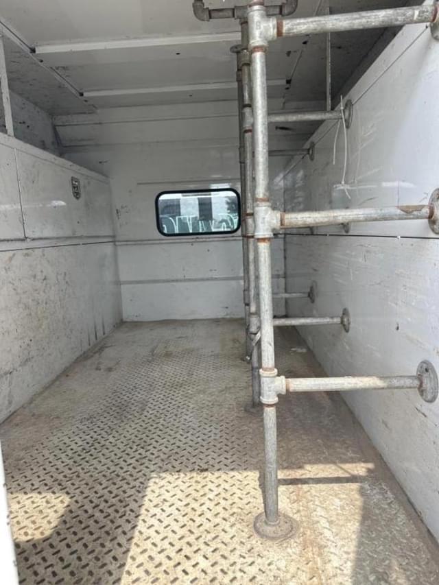 Image of Ford F-550 equipment image 2