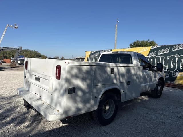 Image of Ford F-550 equipment image 2