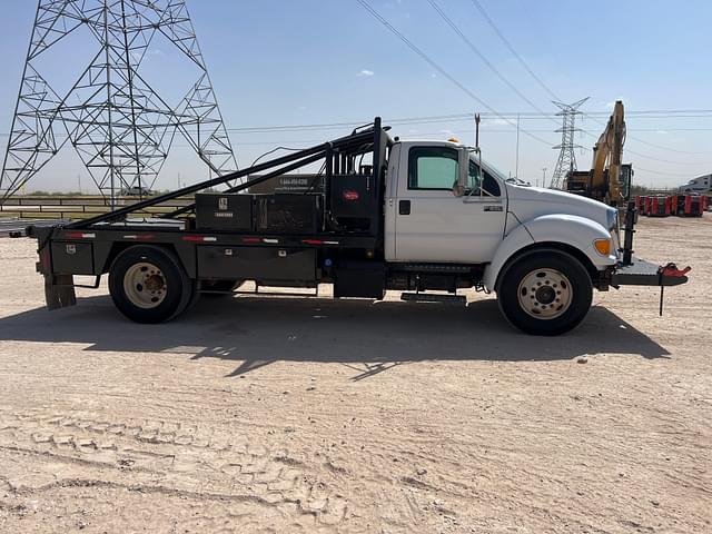 Image of Ford F-650 equipment image 3