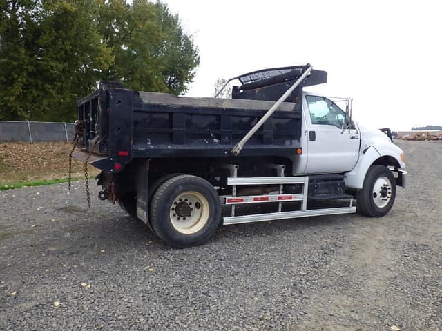 Image of Ford F-750 equipment image 4