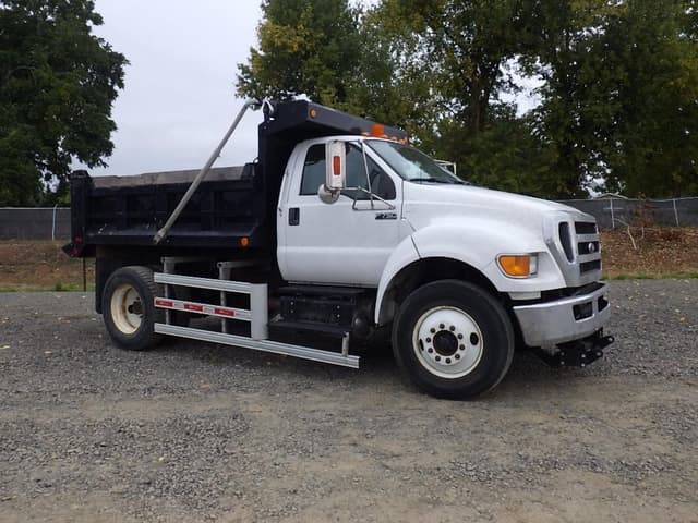 Image of Ford F-750 equipment image 2