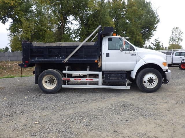 Image of Ford F-750 equipment image 3