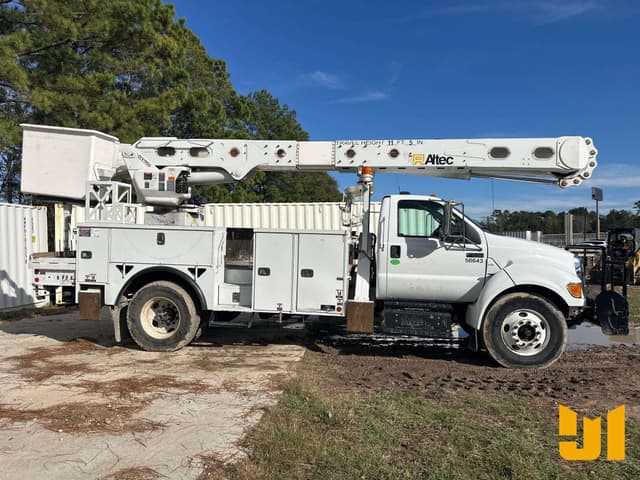 Image of Ford F-750 equipment image 3