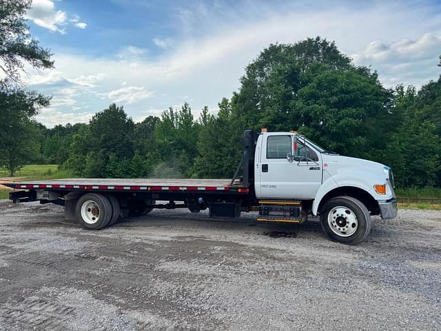 Image of Ford F-750 equipment image 4