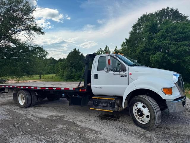 Image of Ford F-750 equipment image 3