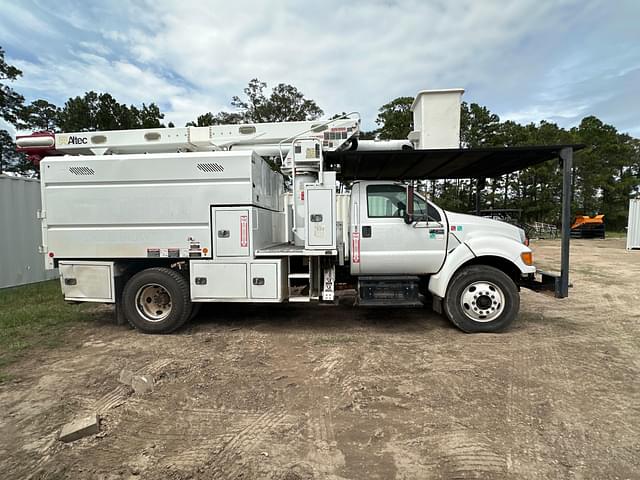 Image of Ford F-750 equipment image 3