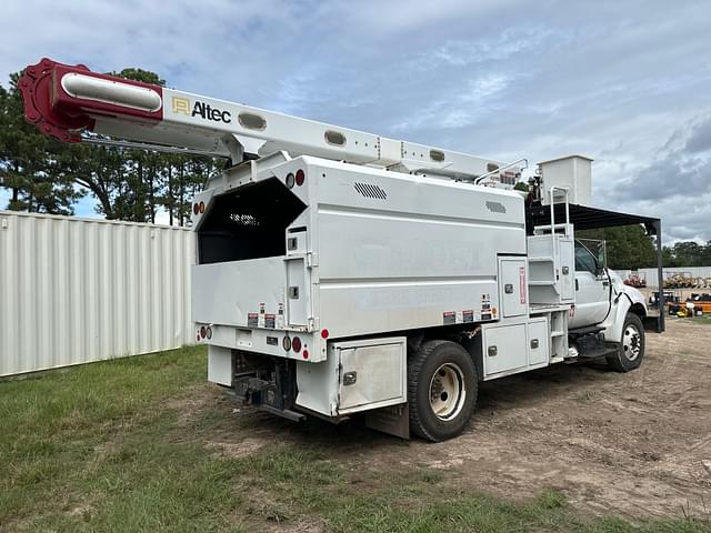 Image of Ford F-750 equipment image 4