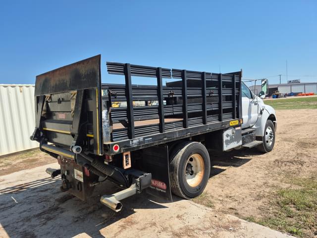 Image of Ford F-750 equipment image 4