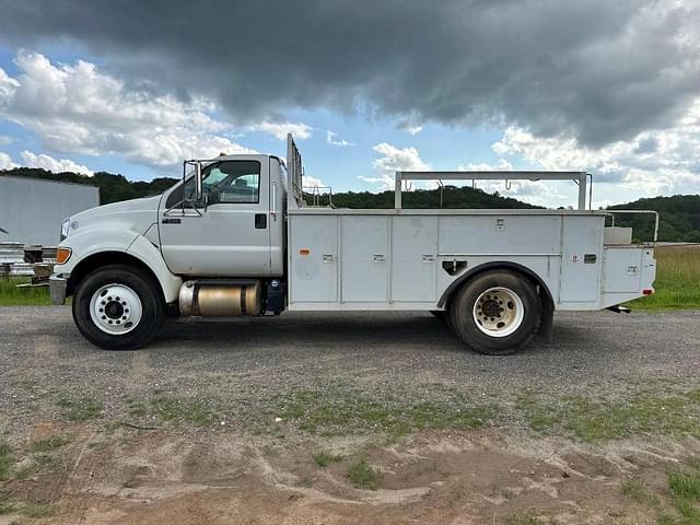 Image of Ford F-750 equipment image 1