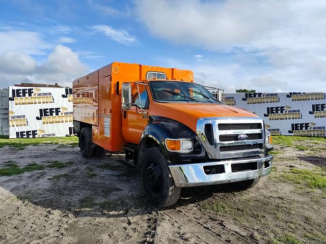 Image of Ford F-750 equipment image 2