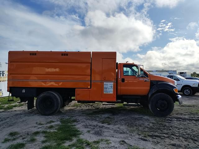 Image of Ford F-750 equipment image 3