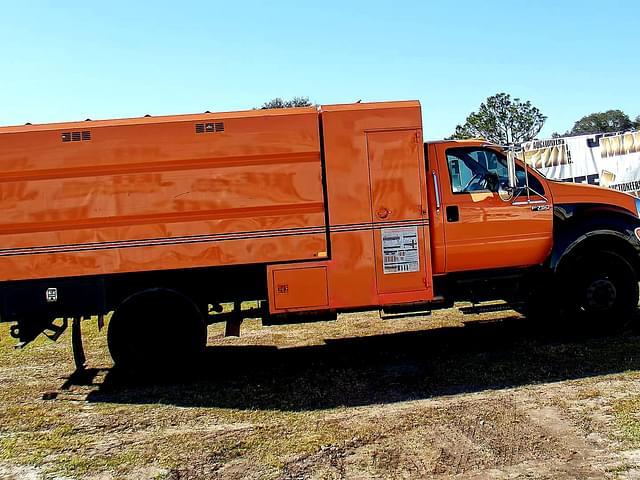 Image of Ford F-750 equipment image 3