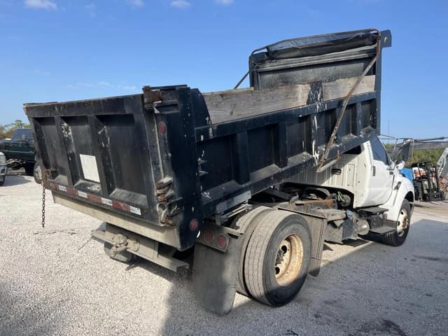 Image of Ford F-750 equipment image 4