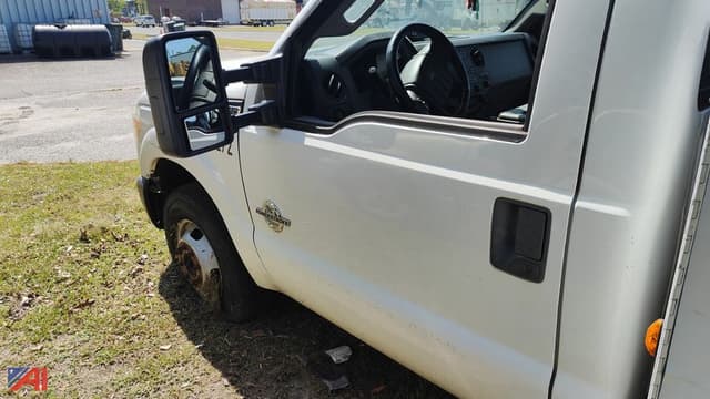 Image of Ford F-350 equipment image 2