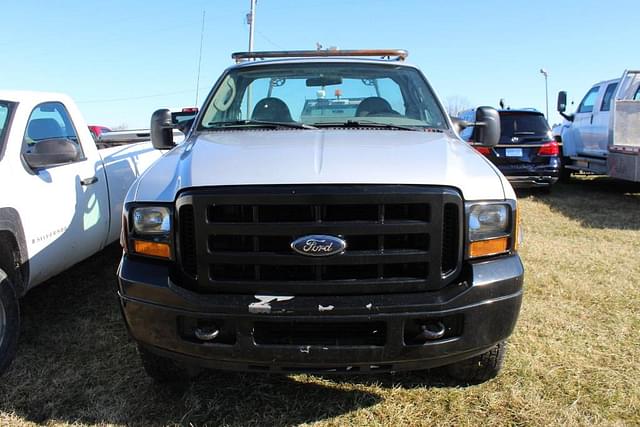 Image of Ford F-350 equipment image 2