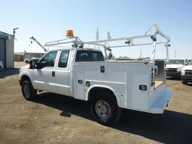 Image of Ford F-350 equipment image 3