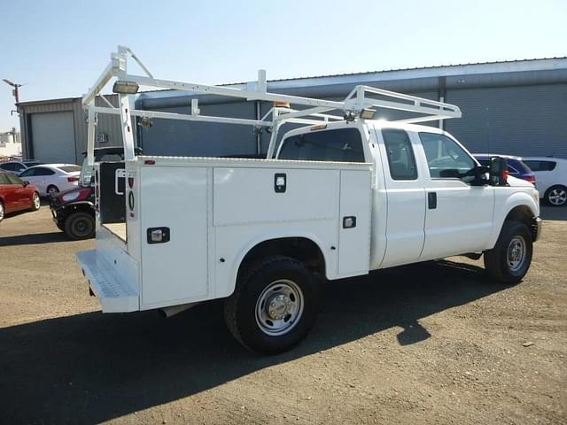 Image of Ford F-350 equipment image 2