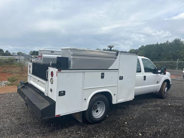 Image of Ford F-350 equipment image 2