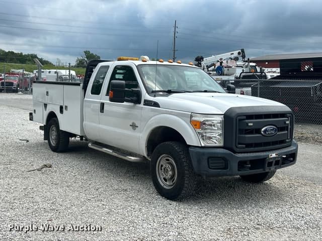 Image of Ford F-350 equipment image 2