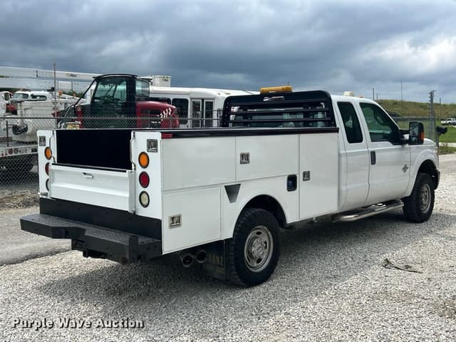 Image of Ford F-350 equipment image 4