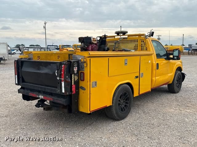 Image of Ford F-350 equipment image 4