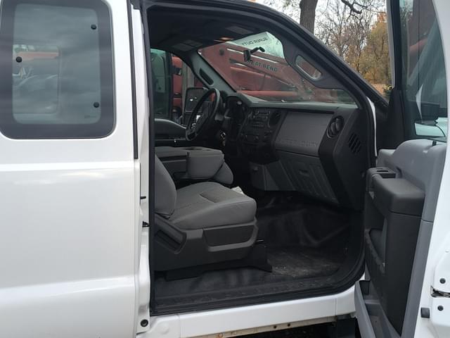 Image of Ford F-350 equipment image 4