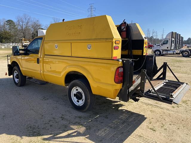 Image of Ford F-350 equipment image 1