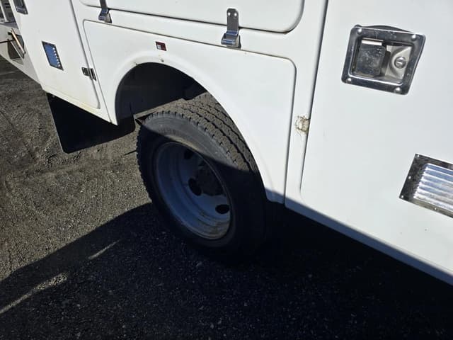 Image of Ford F-450 equipment image 4