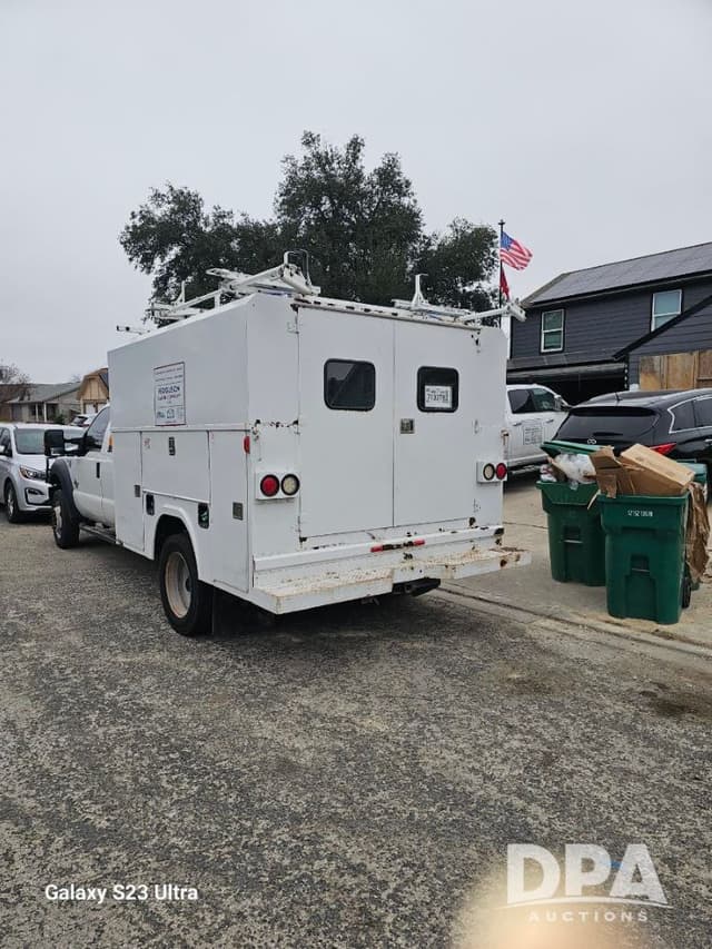 Image of Ford F-450 equipment image 3