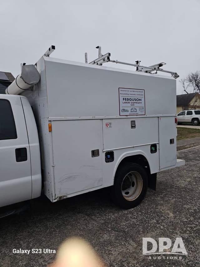 Image of Ford F-450 equipment image 4