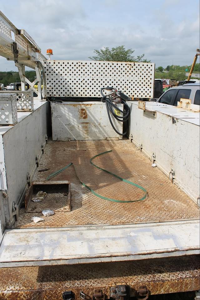 Image of Ford F-550 equipment image 2