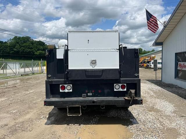 Image of Ford F-550 equipment image 3