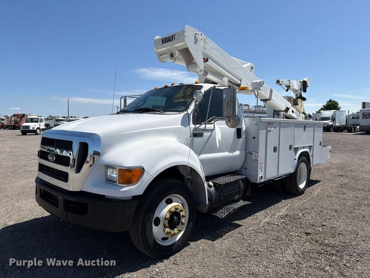 2015 Ford F-650 Equipment Image0