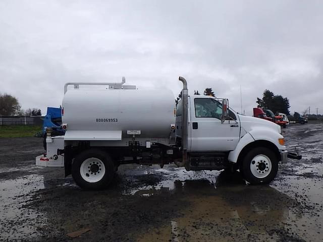 Image of Ford F-750 equipment image 2