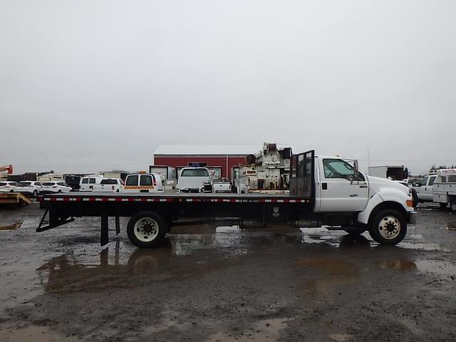 Image of Ford F-750 equipment image 2