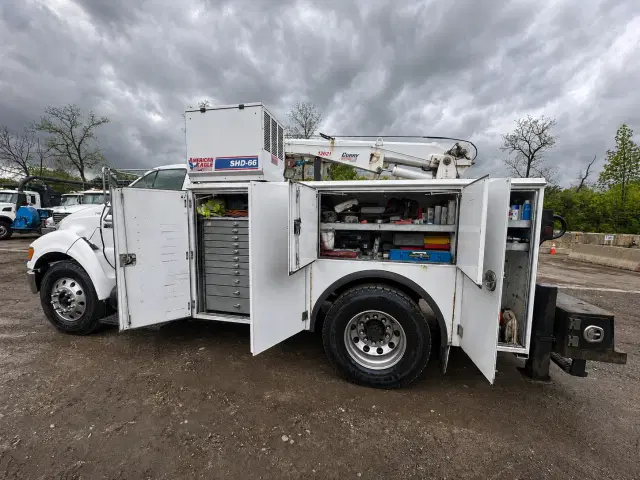 Image of Ford F-750 equipment image 4