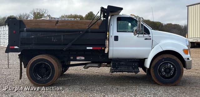 Image of Ford F-750 equipment image 3