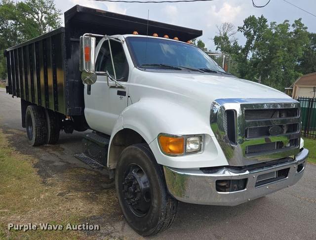 Image of Ford F-750 equipment image 2