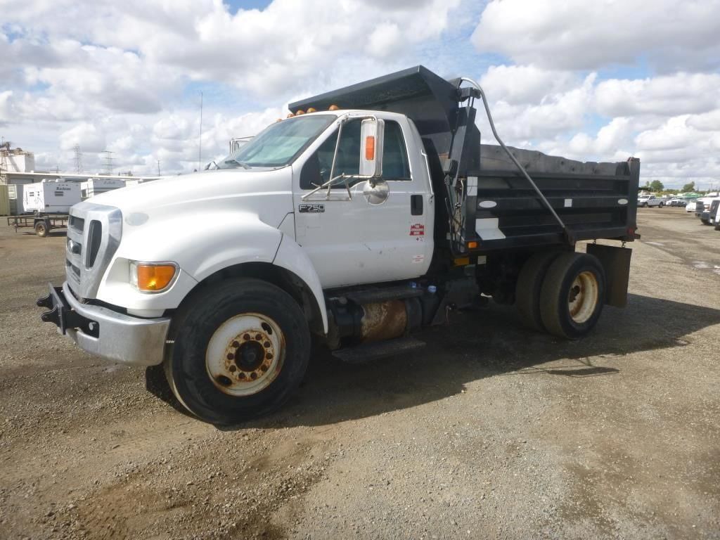 2015 Ford F-750 Equipment Image0