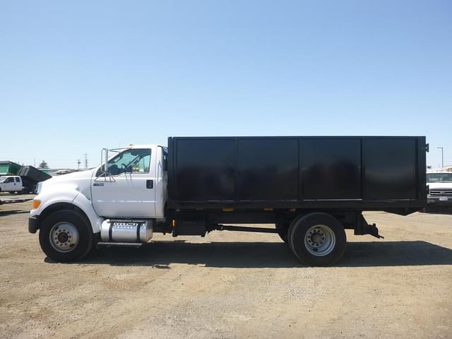 Image of Ford F-750 equipment image 4